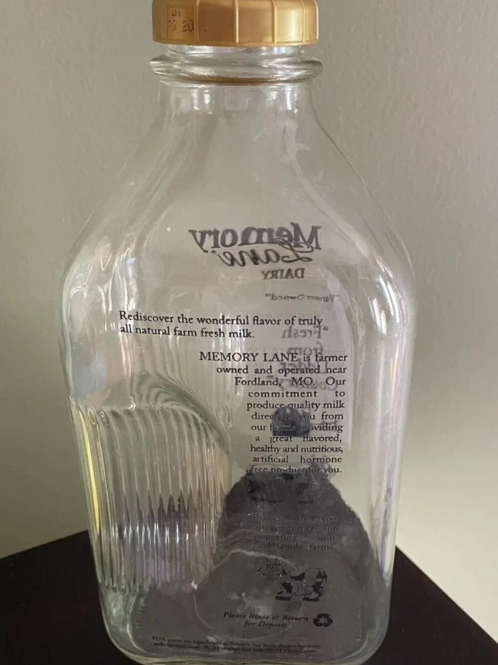 MEMORY LANE DAIRY FORDLAND MO. 64 oz. MOCHA GLASS MILK BOTTLE GOLD LID